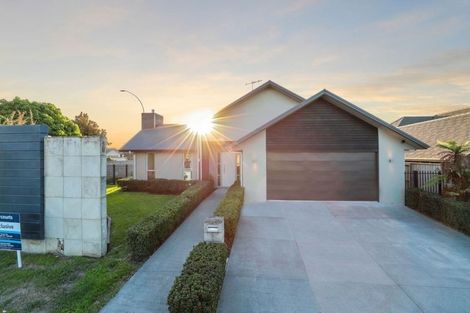 Photo of property in 1 Woodridge Drive, Stanmore Bay, Whangaparaoa, 0932