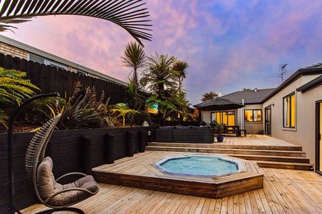 Photo of property in 13 Berkshire Terrace, Massey, Auckland, 0614