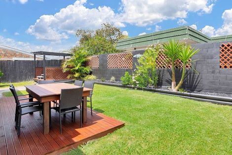 Photo of property in 3/98 Roberts Road, Te Atatu South, Auckland, 0610