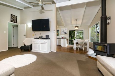 Photo of property in 16 Napuka Road, Henderson Valley, Auckland, 0612