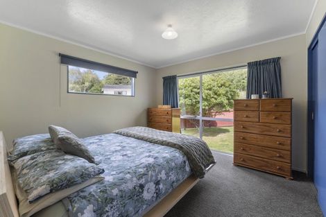 Photo of property in 2 Seagull Place, Whitby, Porirua, 5024