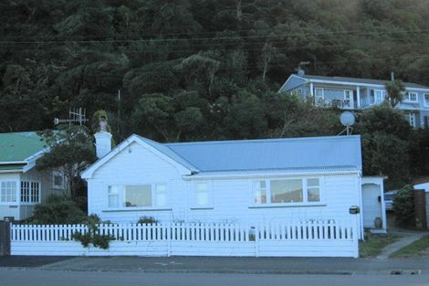 Photo of property in 221 Marine Parade, Seatoun, Wellington, 6022