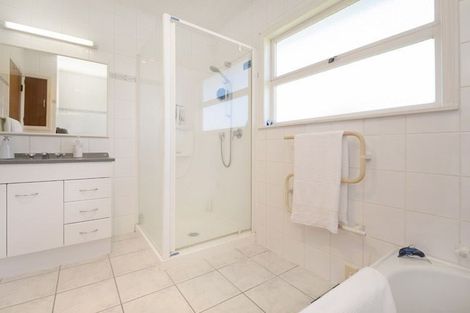 Photo of property in 16 Ellesmere Crescent, Pakuranga Heights, Auckland, 2010