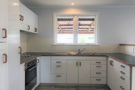 Photo of property in 48 Cobham Crescent, Kelston, Auckland, 0602