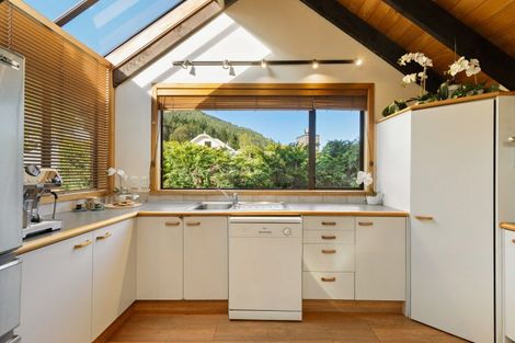 Photo of property in 138a Wynyard Crescent, Fernhill, Queenstown, 9300