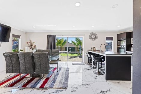 Photo of property in 17 Turnberry Drive, Wattle Downs, Auckland, 2103