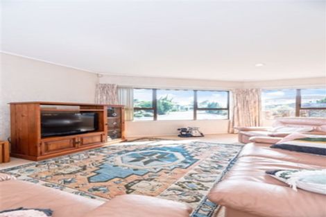 Photo of property in 2 Bosnyak Drive, Te Atatu South, Auckland, 0610