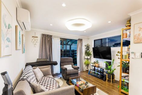 Photo of property in 2 Wharara Lane, Massey, Auckland, 0614
