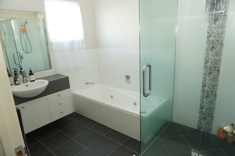 Photo of property in 24 Leburn Crescent, Flat Bush, Auckland, 2016