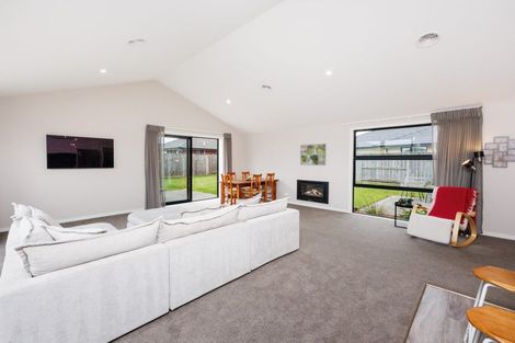 Photo of property in 4 Sardinia Grove, Fitzherbert, Palmerston North, 4410