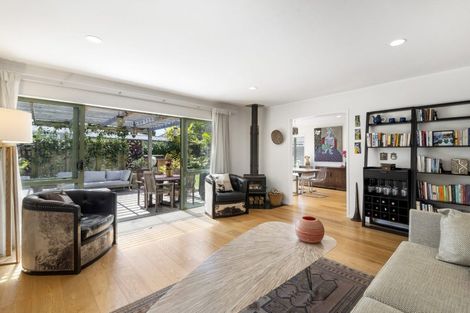 Photo of property in 2/13 Montgomery Avenue, Rothesay Bay, Auckland, 0630