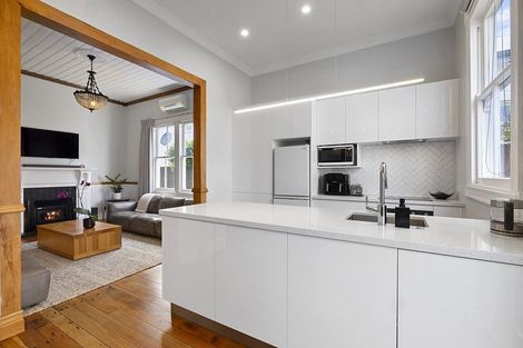 Photo of property in 8 Morley Street, New Plymouth, 4310