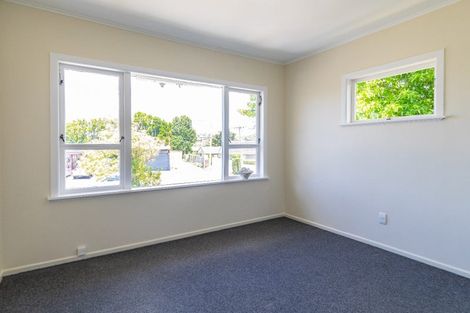 Photo of property in 3 Phelps Place, Glendene, Auckland, 0602
