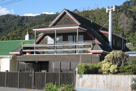 Photo of property in 121 Marine Parade, Eastbourne, Lower Hutt, 5013