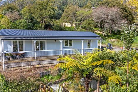 Photo of property in 16 Angle Street, Picton, 7220