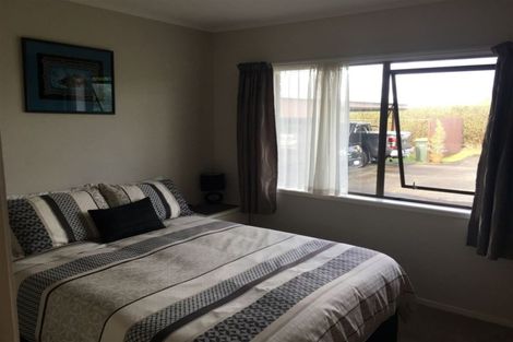 Photo of property in 679 Waitakere Road, Kumeu, 0891