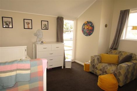 Photo of property in 3 Savage Crescent, Upper Hutt Central, Upper Hutt, 5018