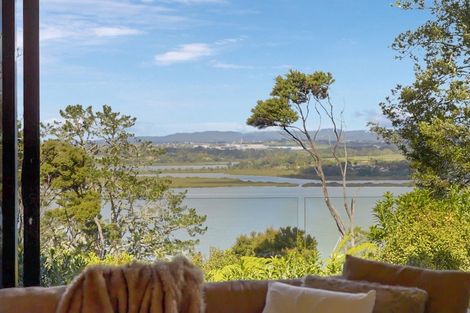 Photo of property in 17 Chatham Avenue, Paremoremo, Auckland, 0632