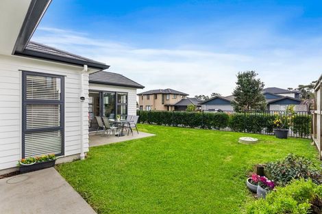 Photo of property in 11 Sauterne Road, Kumeu, 0810