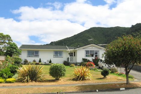 Photo of property in 3 Larchmont Grove, Totara Park, Upper Hutt, 5018