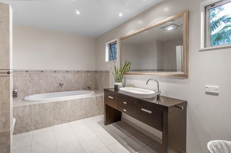 Photo of property in 37 Hardens Lane, Paremoremo, Auckland, 0632