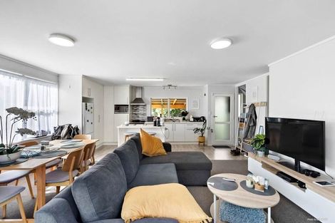 Photo of property in 21 West Harbour Drive, West Harbour, Auckland, 0618