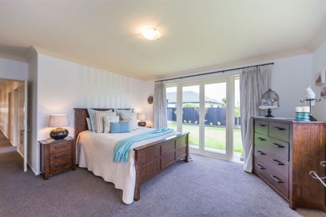 Photo of property in 11 Coolspring Way, Redwood, Christchurch, 8051