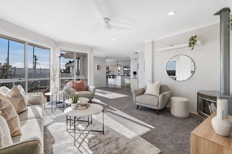 Photo of property in 1/4 Roberts Road, Matakatia, Whangaparaoa, 0930
