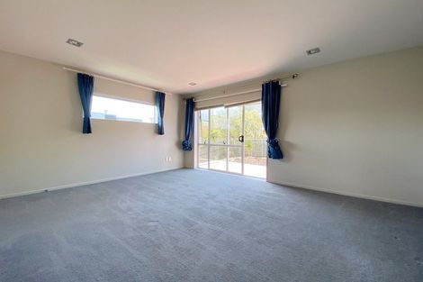 Photo of property in 11 Lakeridge Close, Northcross, Auckland, 0632