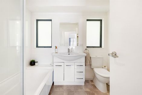 Photo of property in 5 Kemp Road, Massey, Auckland, 0614