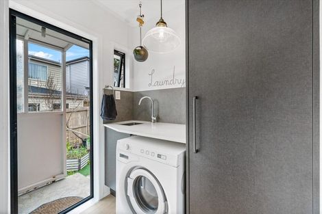 Photo of property in 2/1 Forsythe Place, Massey, Auckland, 0614