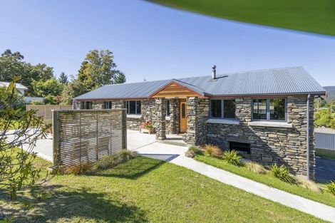 Photo of property in 15 Home Street, Manapouri, 9679