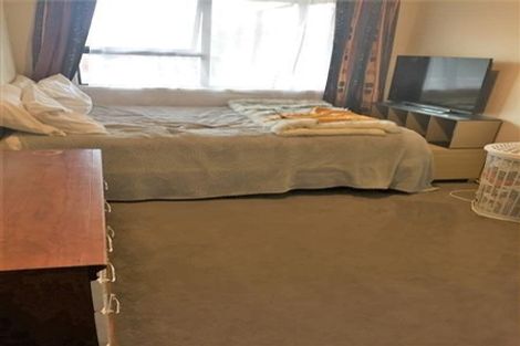 Photo of property in 50 Glennandrew Drive, Half Moon Bay, Auckland, 2012