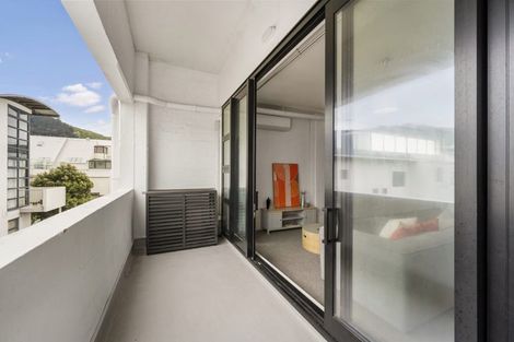 Photo of property in Endeavour Apartments, 18/125 Thorndon Quay, Pipitea, Wellington, 6011