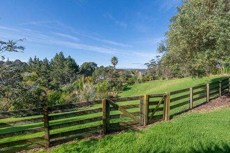 Photo of property in 1/4 Roberts Road, Matakatia, Whangaparaoa, 0930