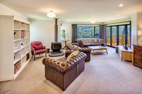 Photo of property in 122 Woodman Drive, Tawa, Wellington, 5028