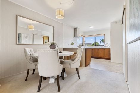 Photo of property in 2/13 Parramatta Place, Botany Downs, Auckland, 2010