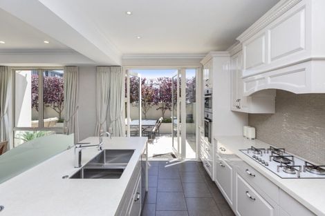 Photo of property in 152 Merivale Lane, Merivale, Christchurch, 8014