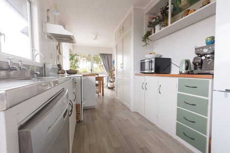 Photo of property in 5 Poharama Place, Marfell, New Plymouth, 4310