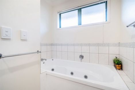 Photo of property in 32 Woodridge Avenue, Northcross, Auckland, 0630