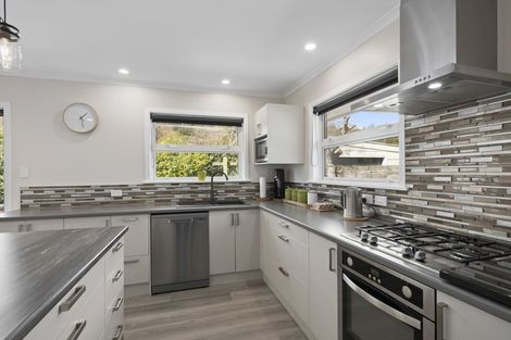 Photo of property in 5 Deller Grove, Silverstream, Upper Hutt, 5019