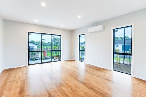Photo of property in 11 Lewis Younie Road, Kumeu, 0810