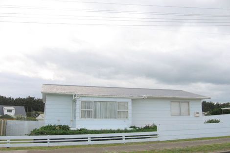 Photo of property in 7 Hennessy Street East, Foxton Beach, Foxton, 4815