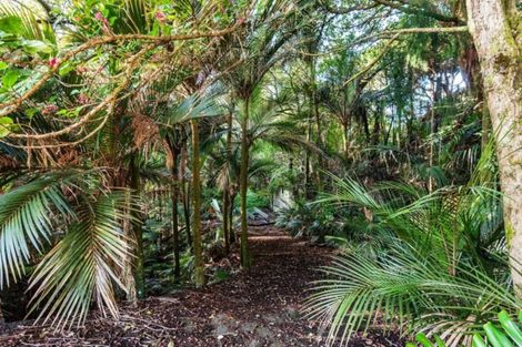 Photo of property in 323 Glenfield Road, Glenfield, Auckland, 0629