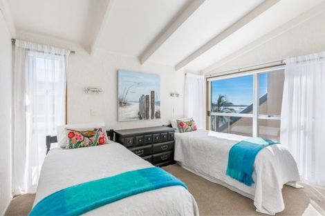 Photo of property in 98 Tindalls Bay Road, Tindalls Beach, Whangaparaoa, 0930