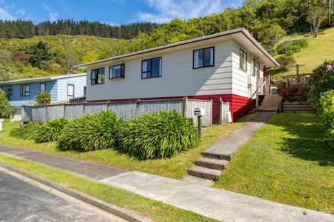 Photo of property in 7 Westra View, Tawa, Wellington, 5028