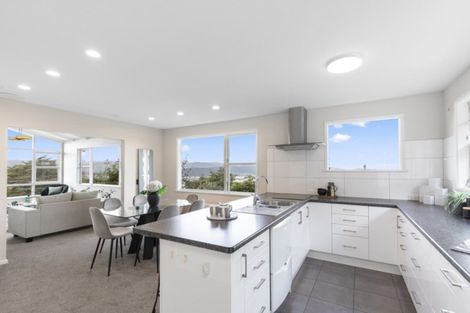 Photo of property in 5 Camellia Terrace, Maungaraki, Lower Hutt, 5010