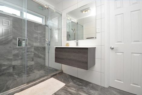 Photo of property in 27 Clinton Avenue, Te Atatu Peninsula, Auckland, 0610