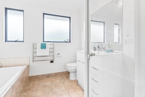 Photo of property in 21 Breenagh Place, Massey, Auckland, 0614