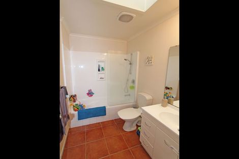 Photo of property in 27 Sandwick Drive, Weymouth, Auckland, 2103